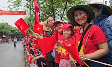 Người dân háo hức chờ xem diễu binh, diễu hành trên đường phố Điện Biên Phủ