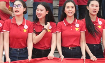 Dàn thí sinh Hoa hậu Việt Nam đồng thanh hát bên lá cờ Tổ quốc rộng 250 m2