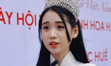 Hoa khôi bắt xe ghép từ Đà Nẵng ra Huế dự tuyển sinh Hoa hậu Việt Nam
