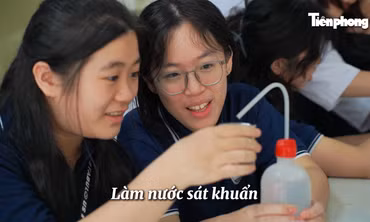 Sĩ tử say mê thí nghiệm khoa học tại Ngày hội tuyển sinh khối các ngành Khoa học và Công nghệ