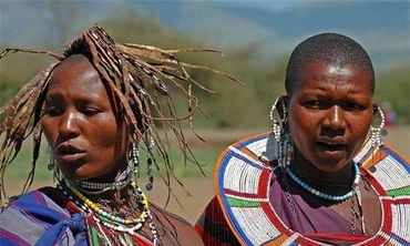 Khám phá bộ tộc lấy phân bò xây nhà, đàn ông được cưới nhiều vợ