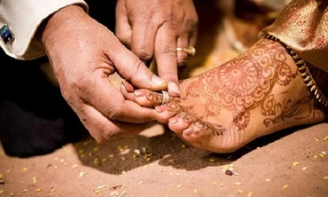 Giải mã nghi thức đeo nhẫn cưới vào ngón chân ở Ấn Độ