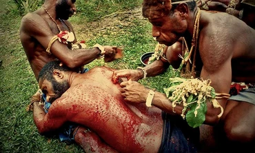 Lạ lùng bộ tộc tự rạch da, tạo sẹo để có vảy cá sấu