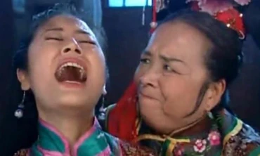 Cảnh Dung Ma Ma hành hạ Cách Cách hot trở lại giữa scandal của Triệu Vy