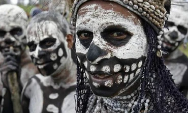 Rợn người bước vào bộ tộc có tục vẽ xương người