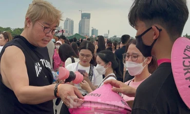 Nở rộ kinh doanh dịch vụ ăn theo đêm nhạc BlackPink ở Mỹ Đình
