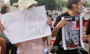 Cảnh bát nháo mua bán vé chợ đen show BlackPink ở Mỹ Đình 