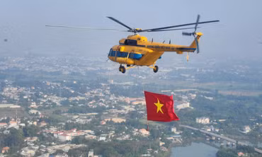 Trực thăng tập luyện kéo cờ Tổ quốc, cờ Đảng chào mừng 50 năm ngày thống nhất