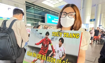 Bạn thân Thuỳ Trang mang hoa ra đón mừng các tuyển thủ