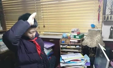 Không được đến lớp, học sinh Trung Quốc nghiêm trang chào cờ tại nhà