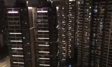 Dân chung cư giữa tâm dịch corona virus đồng thanh hô lớn 'Vũ Hán cố lên'