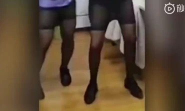 Công ty bắt nam nhân viên mặc quần tất nhảy múa vì không đạt chỉ tiêu