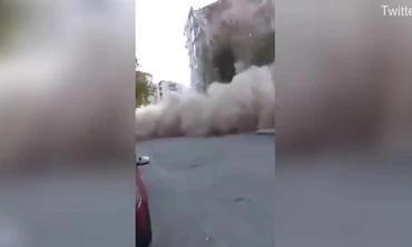 Giây phút tòa nhà cao tầng đổ sập vì động đất ở Thổ Nhĩ Kỳ