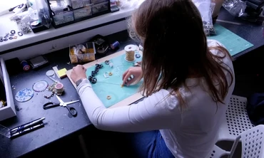 Độc đáo trang sức làm từ nhựa tái chế