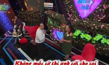 Người đàn ông U60 tuổi đòi cởi áo khoe ngực trên sân khấu show hẹn hò