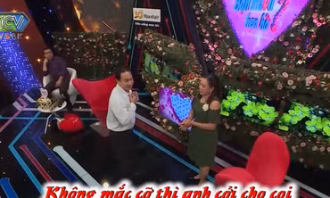 Người đàn ông U60 tuổi đòi cởi áo khoe ngực trên sân khấu show hẹn hò