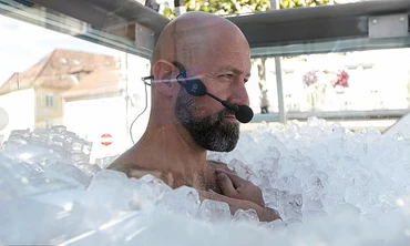 Người đàn ông lập kỉ lục ngâm mình trong 200 kg đá lâu nhất chỉ với 1 chiếc quần bơi