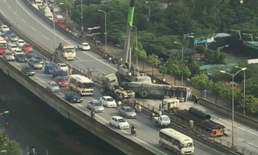 Xe bồn gây tai nạn lật ngang đường trên cao gây ùn tắc cục bộ