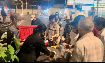 Nồi cháo ấm áp yêu thương giữa lòng phố biển Nha Trang