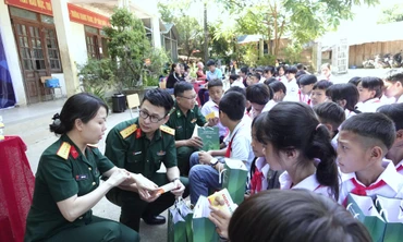 Các đơn vị quân đội chăm lo sức khỏe cho trẻ em vùng cao biên giới