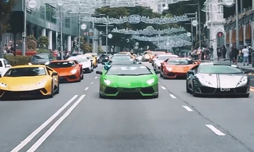 122 siêu xe Lamborghini diễu hành trên đường phố Singapore
