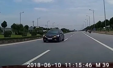 Kia Cerato đi ngược chiều gây nguy hiểm cho các xe khác