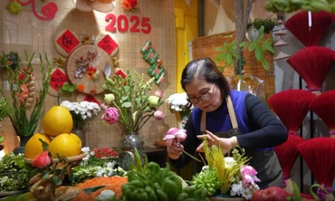 Tết Nguyên Đán 2025 nên cắm hoa gì trên bàn thờ để thu hút tài lộc, may mắn?