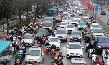 Chiều ngày làm việc cuối cùng trong năm, Quốc lộ 1A hướng rời Hà Nội ùn tắc