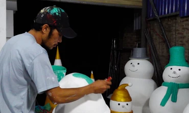 Người làm xốp mô hình kiếm bạc triệu nhờ 'nặn' người tuyết mùa Giáng sinh