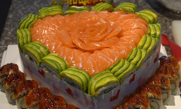 Bánh sinh nhật cá hồi độc lạ, mỗi tháng tiêu thụ gần 2 tấn cá 