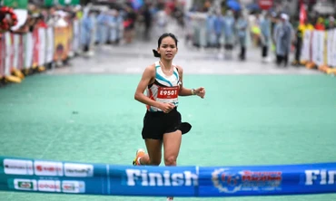 Các nhà vô địch Tiền Phong Marathon 2025 vỡ òa cảm xúc khi chạm đến vinh quang 