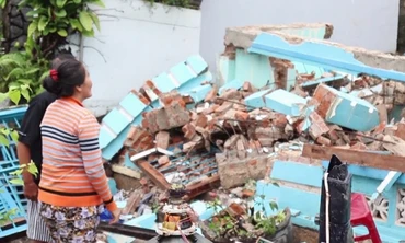 Tin nóng 24H: Ba mẹ con lao ra khỏi căn nhà đổ sập trong lũ