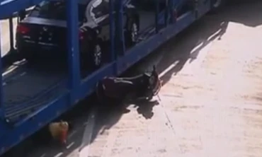 Bị xe tải cuốn vào gầm, em bé thoát chết thần kỳ