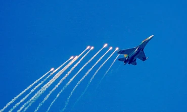 Quốc kỳ tung bay giữa trời xanh, tiêm kích SU-30MK2 thả bẫy nhiệt rực sáng bầu trời TP. HCM