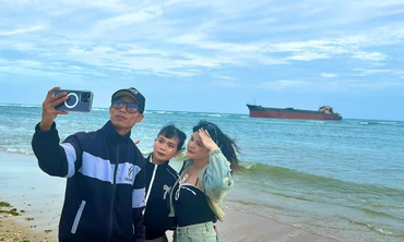 Giới trẻ 'rần rần' đến check-in con tàu mắc cạn ở bờ biển Ninh Thuận