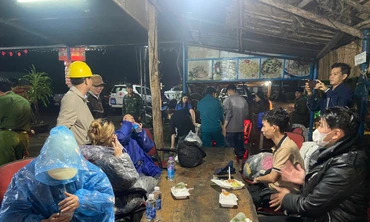 Hơn 350 người bị mắc kẹt do sự cố sạt lở đèo Khánh Lê: Nhân chứng kể lại giây phút thoát chết