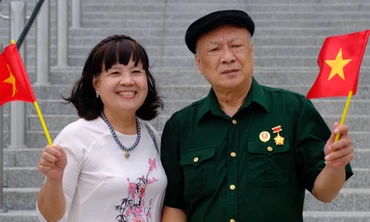 Cựu chiến binh xúc động nhìn lại kỷ vật chiến trường 