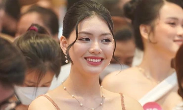 Thí sinh Hoa hậu Việt Nam run khi lần đầu bước lên thảm đỏ