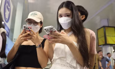 Cảnh fan Việt đứng chật cứng ở sân bay Nội Bài đón BlackPink