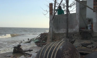 Hàng chục căn nhà bị sóng biển Phan Thiết đánh sập