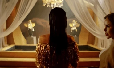 Tranh cãi hình ảnh Thủy Tiên bán khỏa thân táo bạo trong MV mới