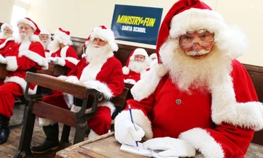 Trường học dành cho ông già Noel trong mùa dịch COVID-19