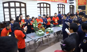 Chiến sĩ Cảnh sát biển thi tài trang trí mâm ngũ quả, gói bánh chưng đón Tết 