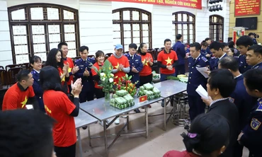 Chiến sĩ Cảnh sát biển thi tài trang trí mâm ngũ quả, gói bánh chưng đón Tết 