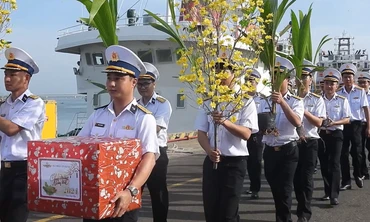 Hải đoàn 129 Hải quân đưa Tết sớm ra Trường Sa