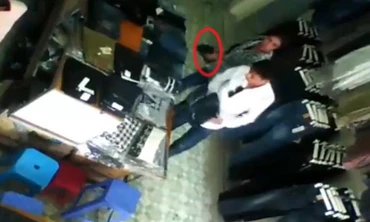 Cặp đôi sành điệu trộm quần jean trong nháy mắt