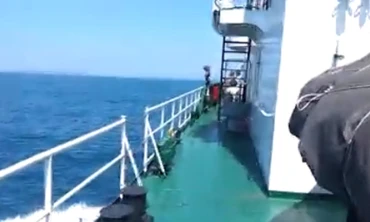 CLIP: Vượt sóng tiếp cận giàn khoan trái phép Hải Dương 981 - Phần 1