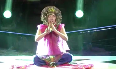 X-Factor: Thí sinh với trang phục lạ diễn như ‘lên đồng’ 