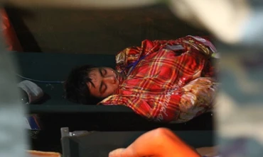 Công nhân được cứu ra ngoài. 