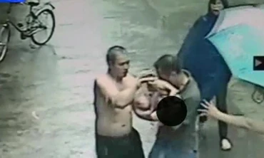Cú đỡ tay không thần kỳ cứu cháu bé rơi từ tòa nhà